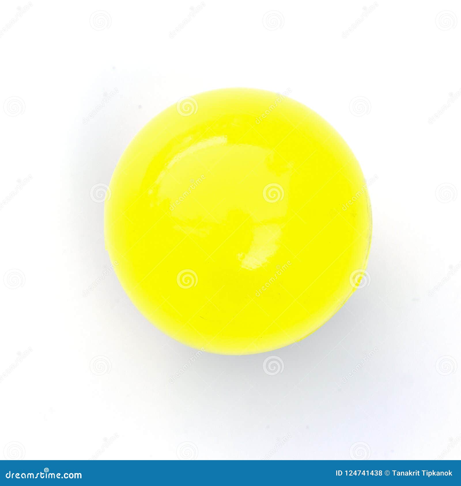 Bola amarela foto de stock. Imagem de branco, praia, forma - 55000336