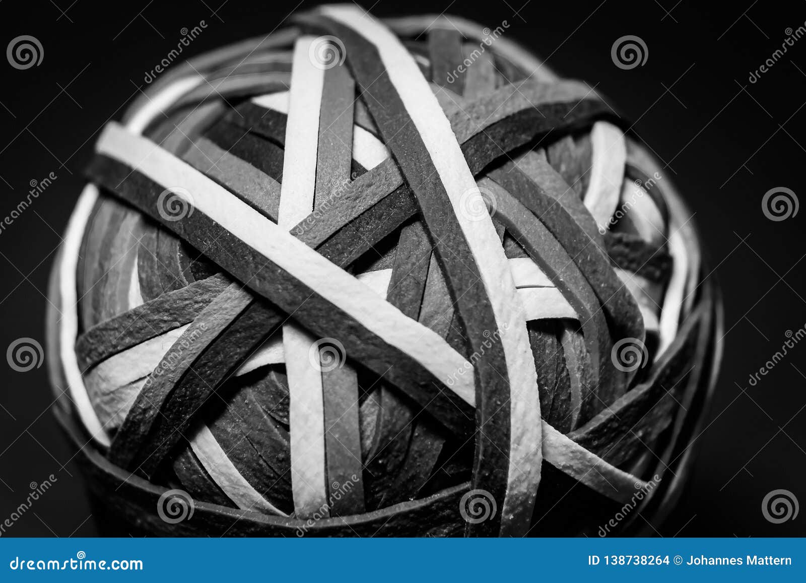 Bola Blanco Y Negro De Rubberbands Foto de archivo Imagen de blanco