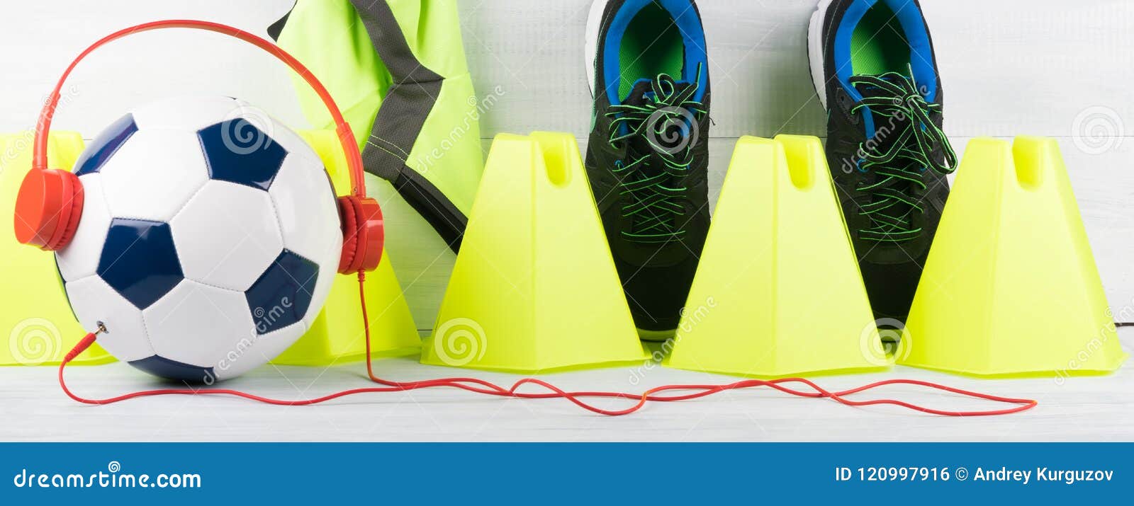 Bola Com Os Fones De Ouvido Para Coisas Do Jogador Da Música E De Futebol,  Foto Longa Foto de Stock - Imagem de cones, conceito: 120997916