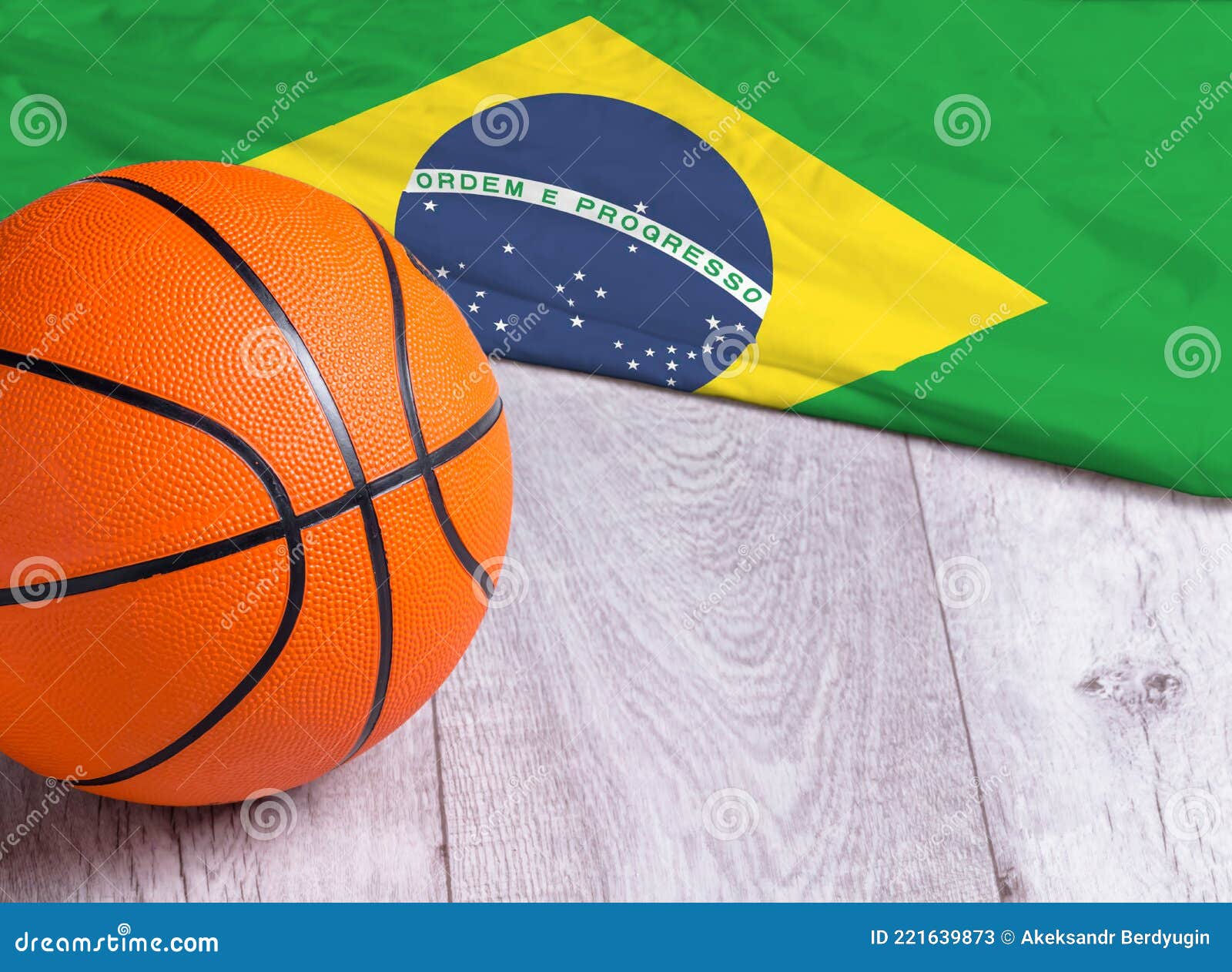 Bola De Basquete Laranja Com Bandeira Brasil Em Parquet De Madeira. Imagem  Mais Próxima Da Bola De Basquete Sobre O Chão Na Academ Imagem de Stock -  Imagem de jogo, aperto: 221639873