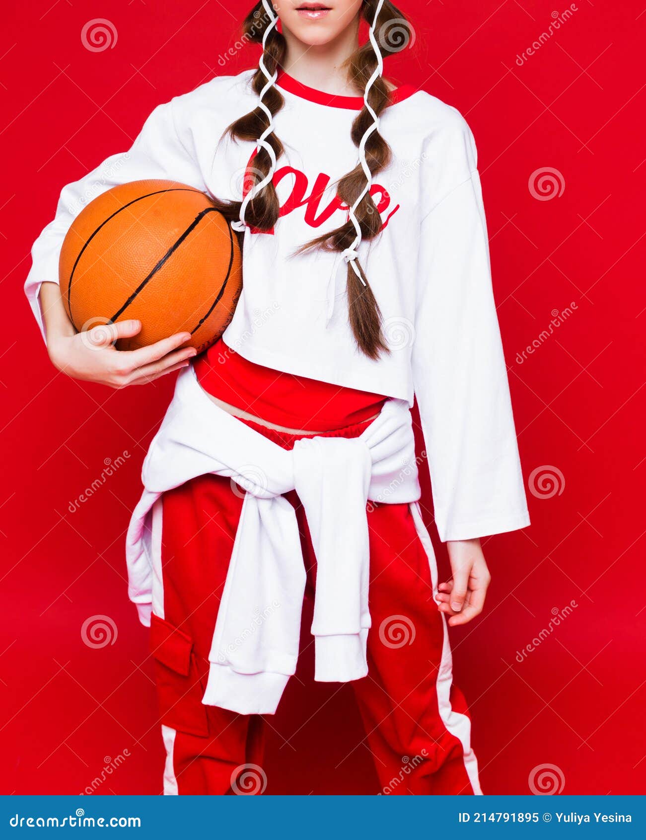 Tiro de estúdio do jogo de um jogador de basquete contra um fundo