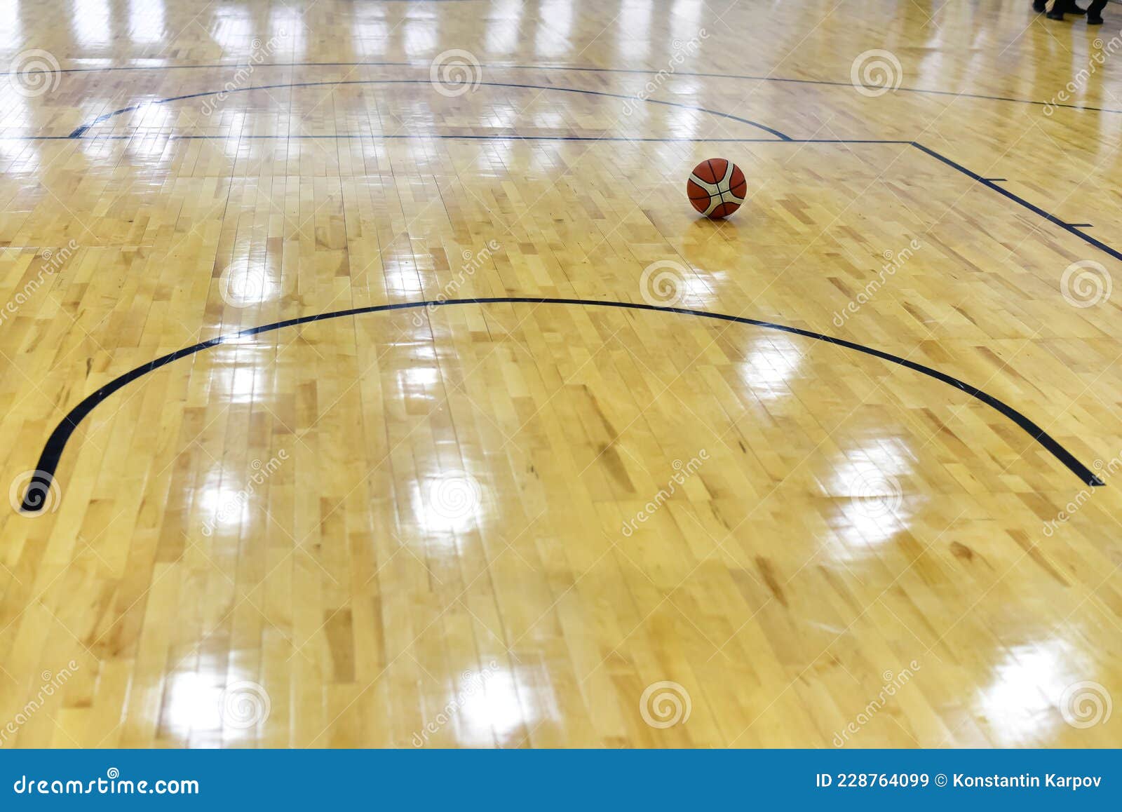 Fundo bola de basquete no chão