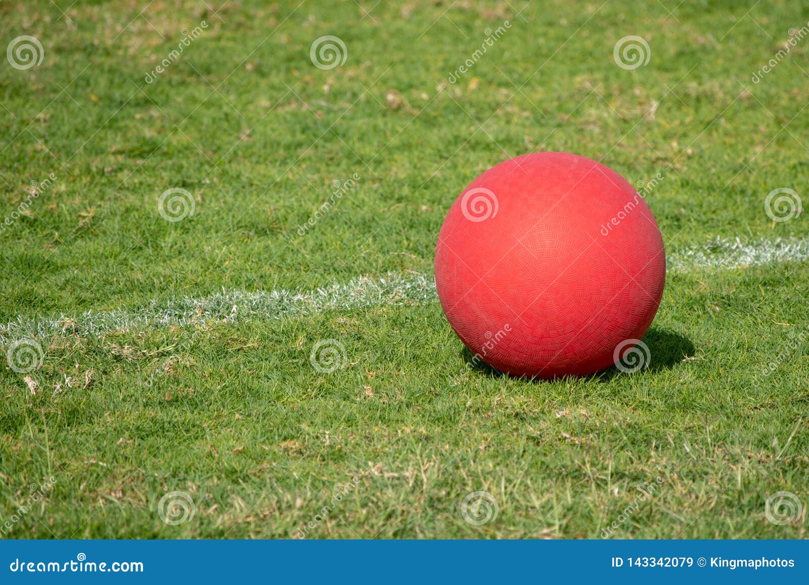 Bola De Campo De Jogos Vermelha Na Grama Verde Imagem de Stock - Imagem de  ponteiro, vermelho: 143342079