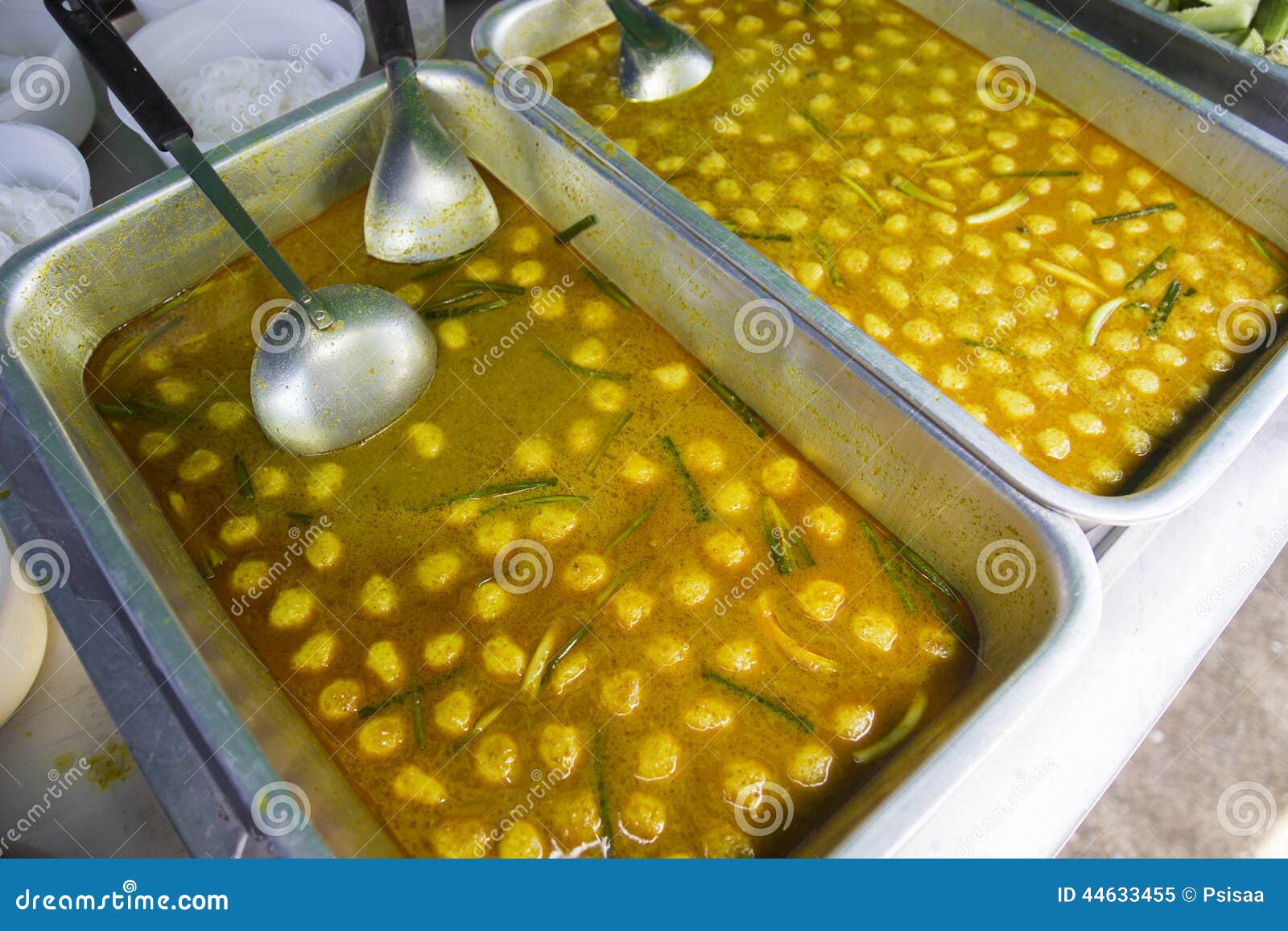 Bola De Carne Na Sopa Picante Do Leite De Coco Imagem de Stock - Imagem de  cebola, coco: 44633455