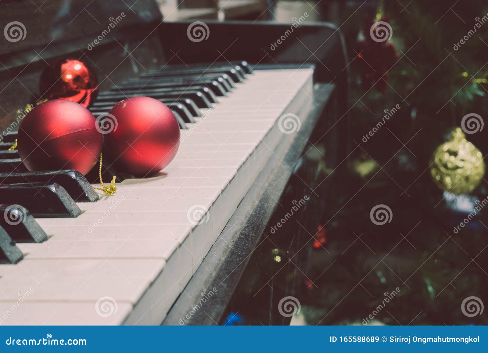 Fundo Na época Do Natal Uma Jovem Se Envolve Em Uma Aula De Piano