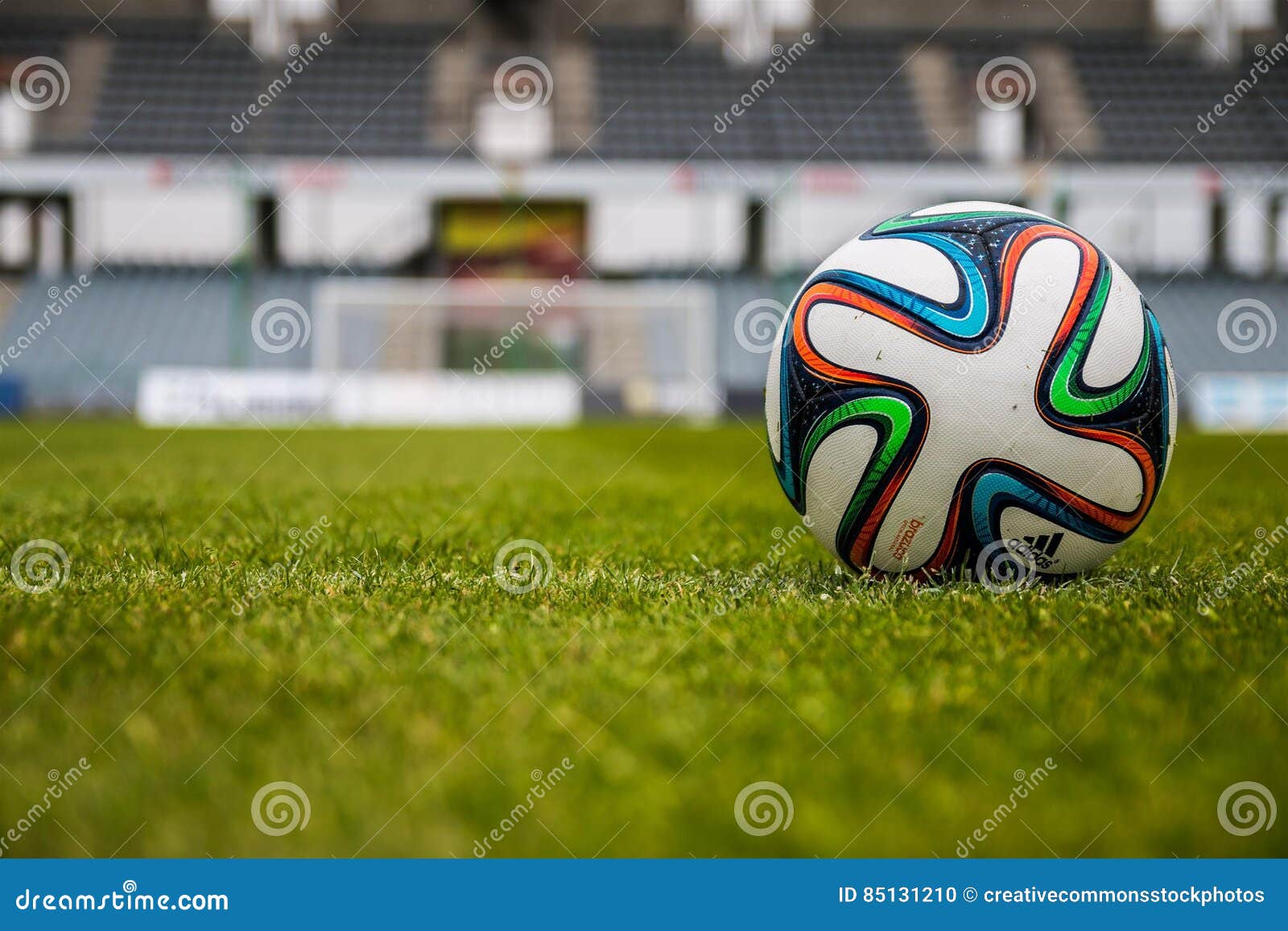 Bola de futebol Amarelo Foto stock gratuita - Public Domain Pictures