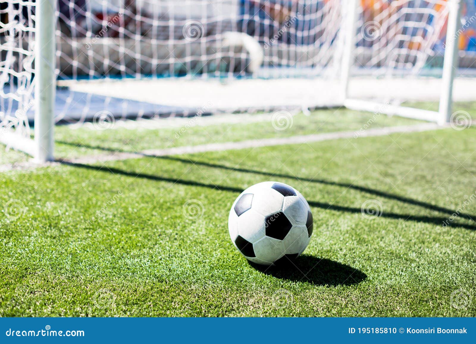 Bola No Lance Inicial De Um Jogo Do Futebol Ou De Futebol Luz