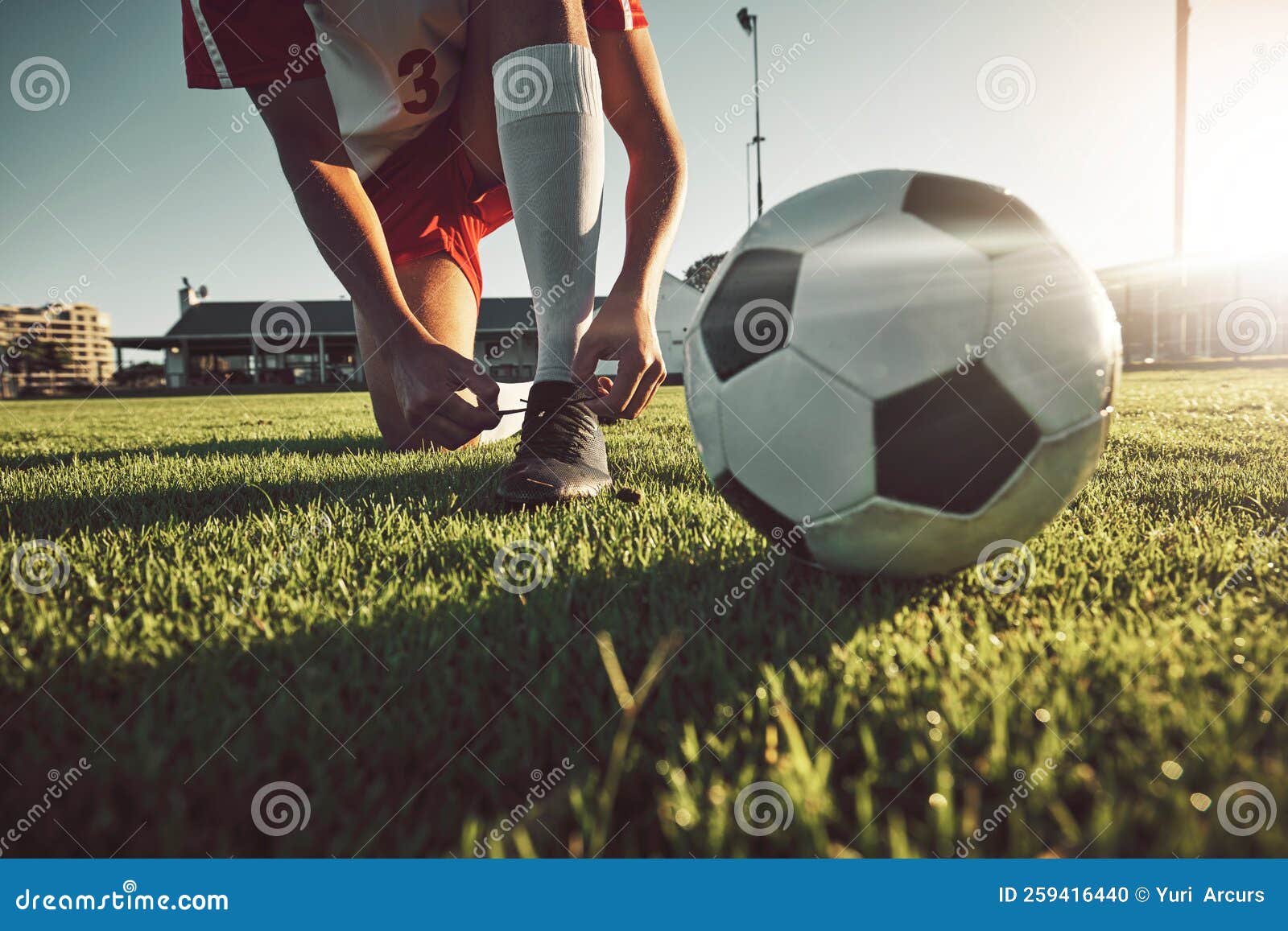 Sapatos de jogador de futebol de bola de futebol e campo de grama