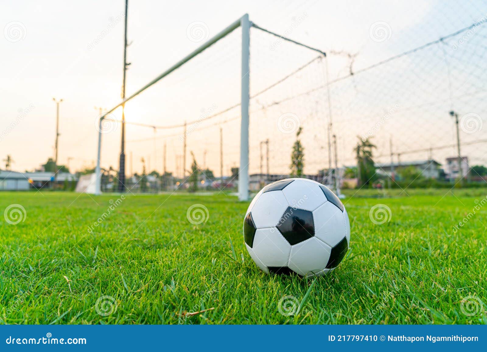 bola de futebol no centro de um campo de jogo 1430278 Foto de