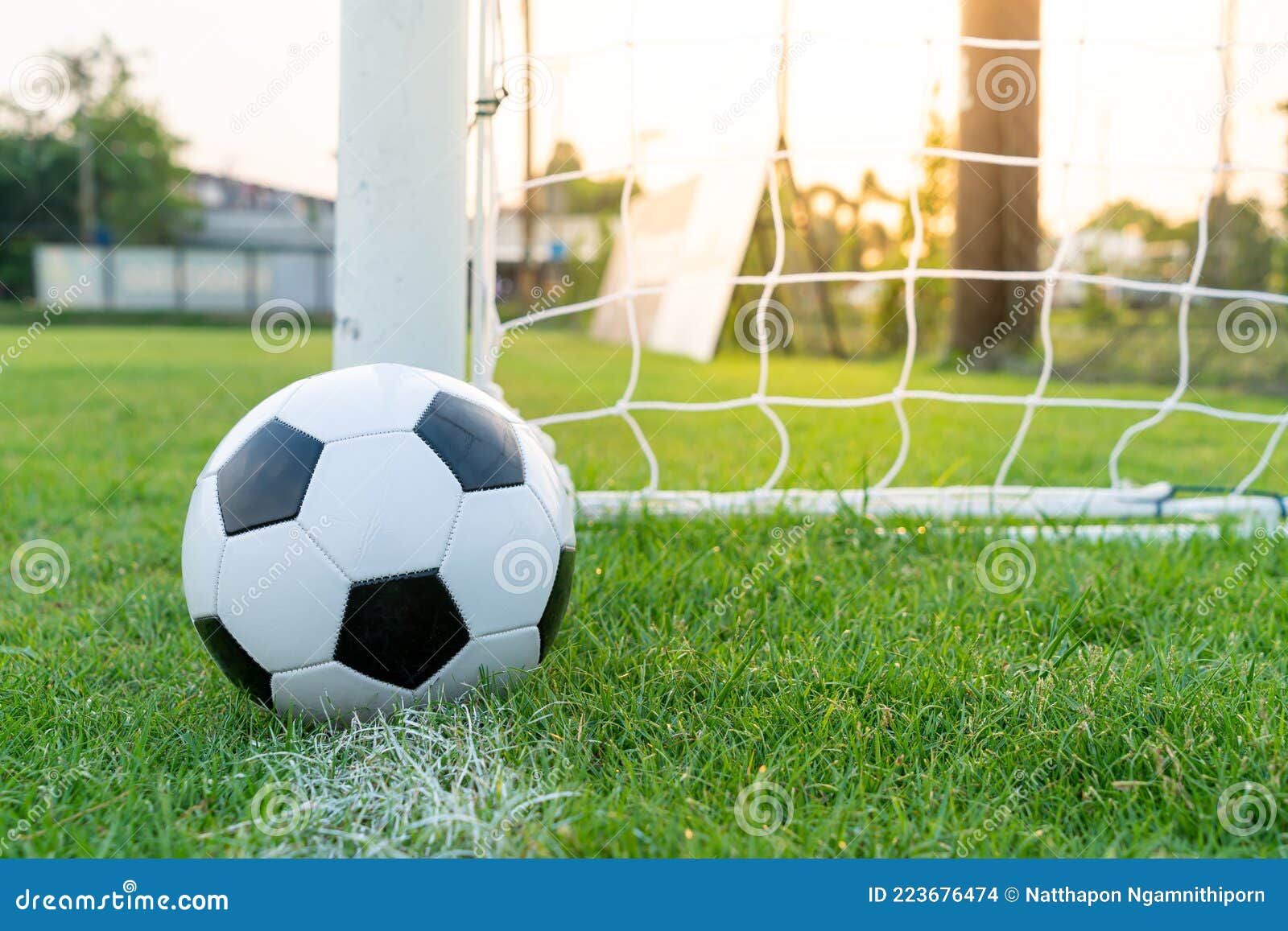 bola de futebol no centro de um campo de jogo 1430278 Foto de