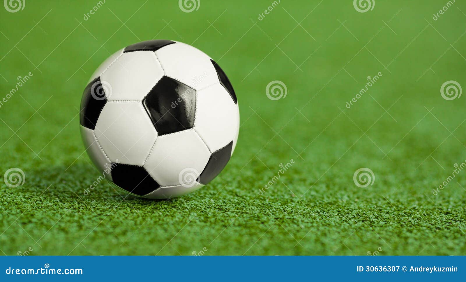 Bola De Futebol No Campo De Jogos Da Grama Verde Imagem de Stock