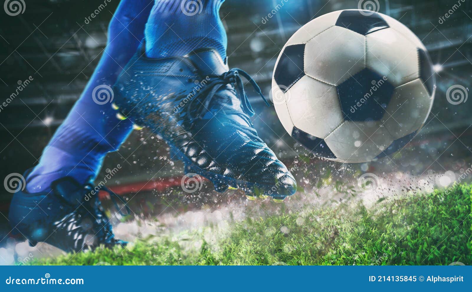 Bola De Futebol No Jogo Da Noite Com O Aperto De Um Sapato De Futebol  Batendo Na Bola Com O Poder Imagem de Stock - Imagem de potência, tiro:  214135845