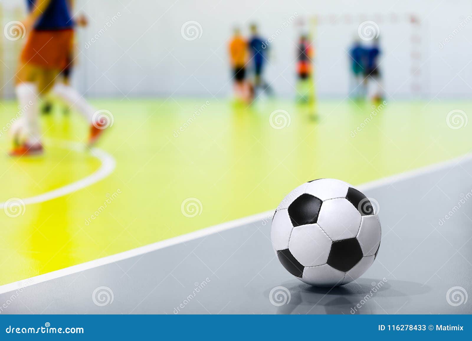 Bola De Futsal Del Fútbol Sala Partido De Fútbol Sala En El Fondo