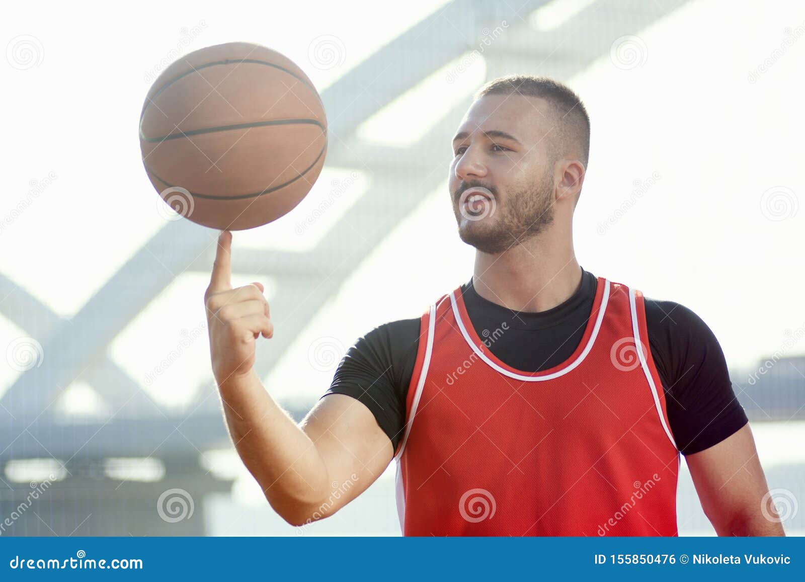 Jogador De Basquete Joga a Bola No Dedo. Jogador De Basquetebol  Profissional Em Pé De Branco Imagem de Stock - Imagem de isolado,  movimento: 264230137