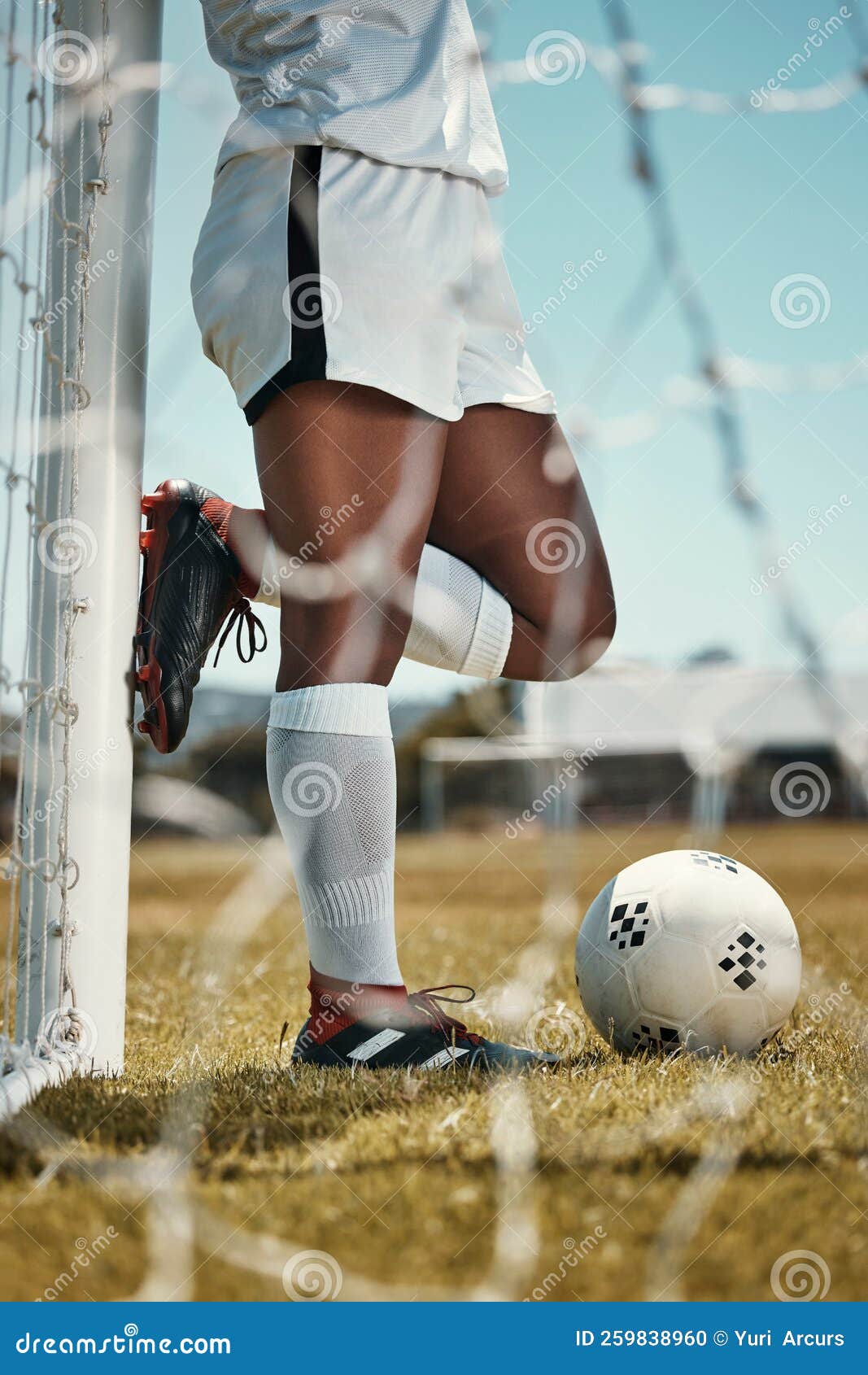 Jogador de futebol com bola em pé no joelho, jogar futebol