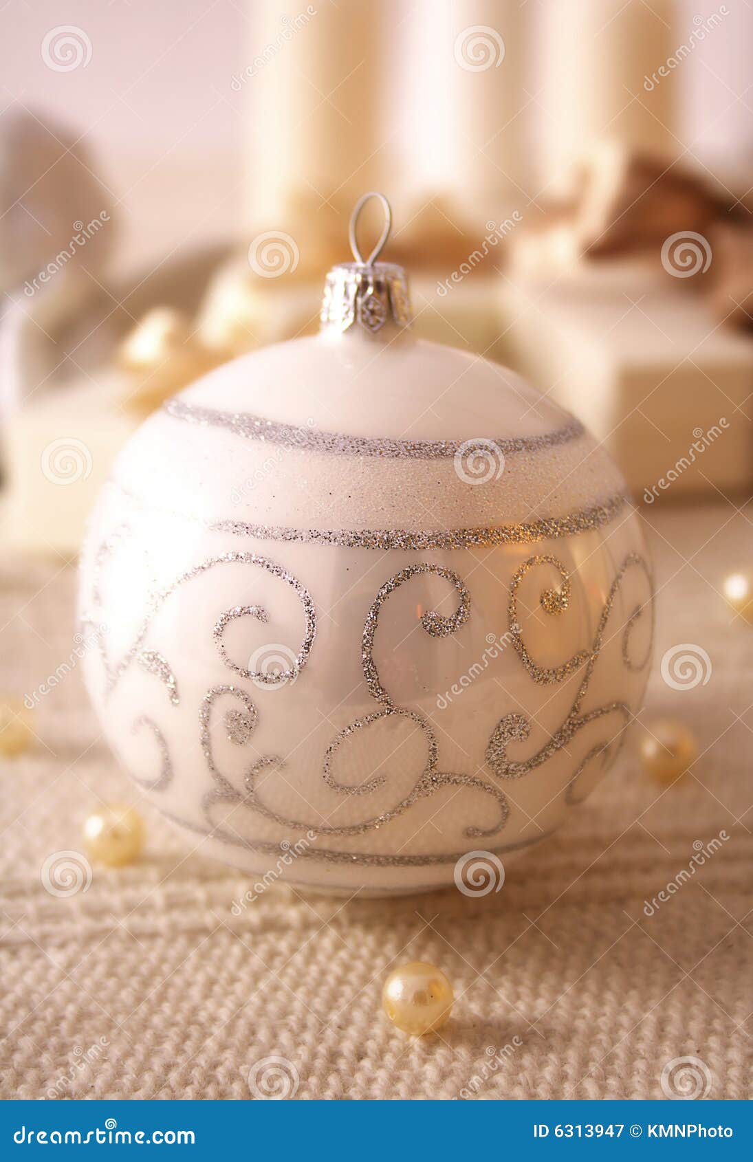 Bola de la Navidad. Ornamento de la Navidad, decoración del vector, rectángulos de regalo y velas