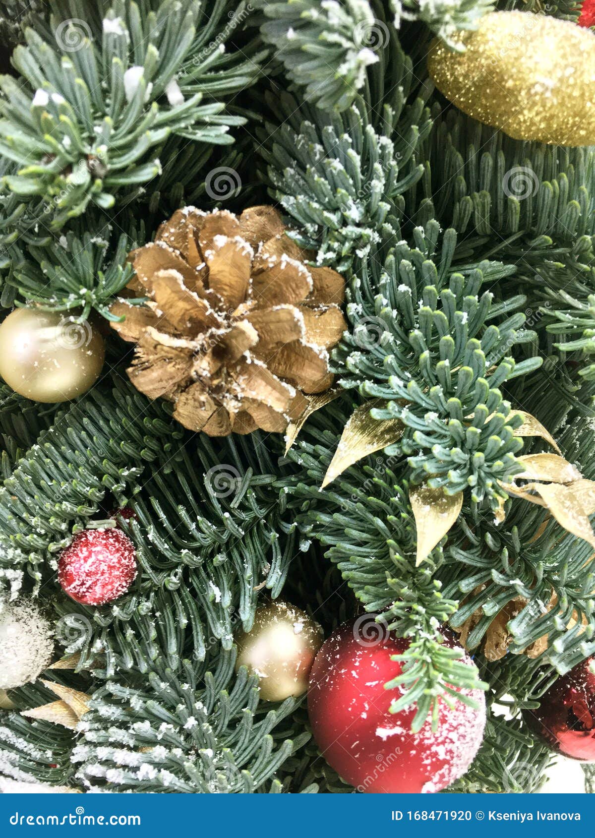 Bola De Natal Vermelha E Dourada, Cones De Pínus Dourados, Folhas De Ouro E  Brinquedos Na árvore De Natal Antecedentes De Natal Foto de Stock - Imagem  de vermelho, brilhante: 168471920