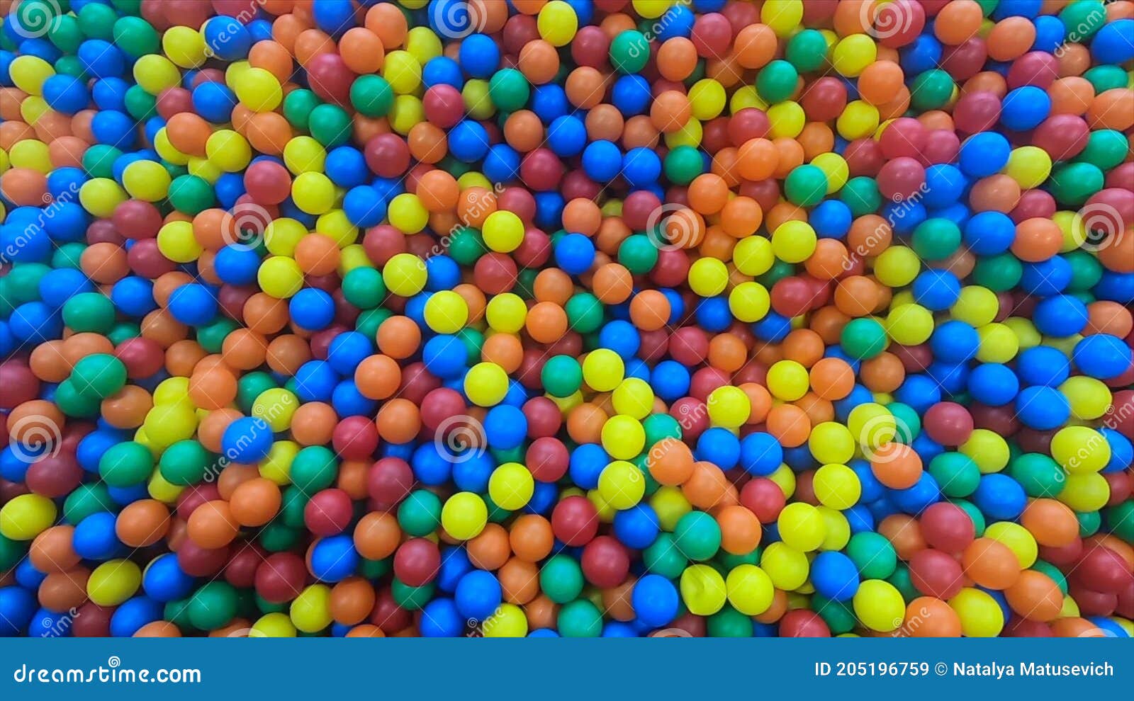 Fundo de muitas bolas coloridas de plástico na piscina de bolas em