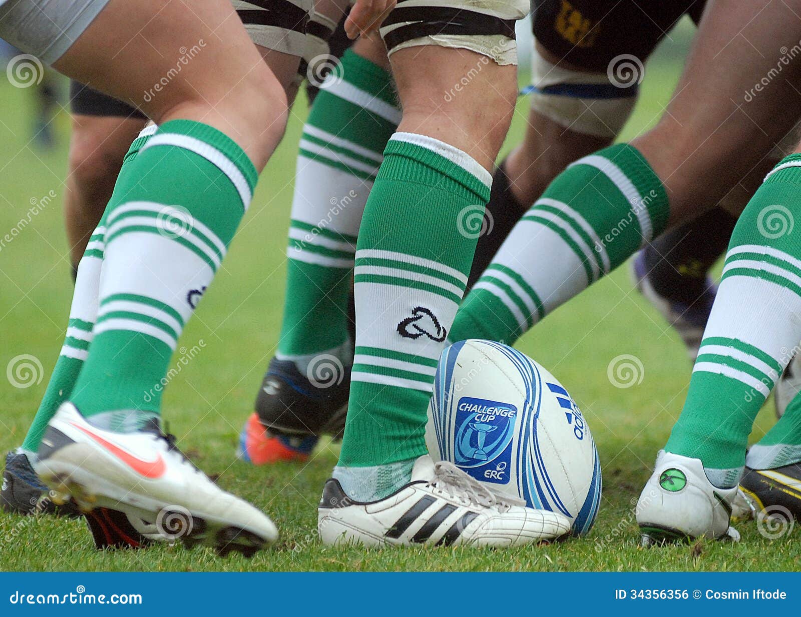 Bola De Rugby Entre Os Pés Dos Jogadores No Jogo Do GP Do Rugby