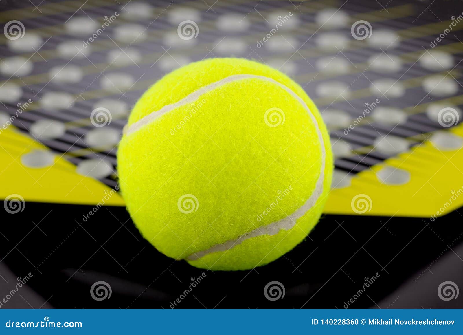 A Bola De Tênis Encontra-se Em Uma Raquete Para Jogar O Tênis Da Praia Foto de Stock - Imagem de praia, encontra: 140228360