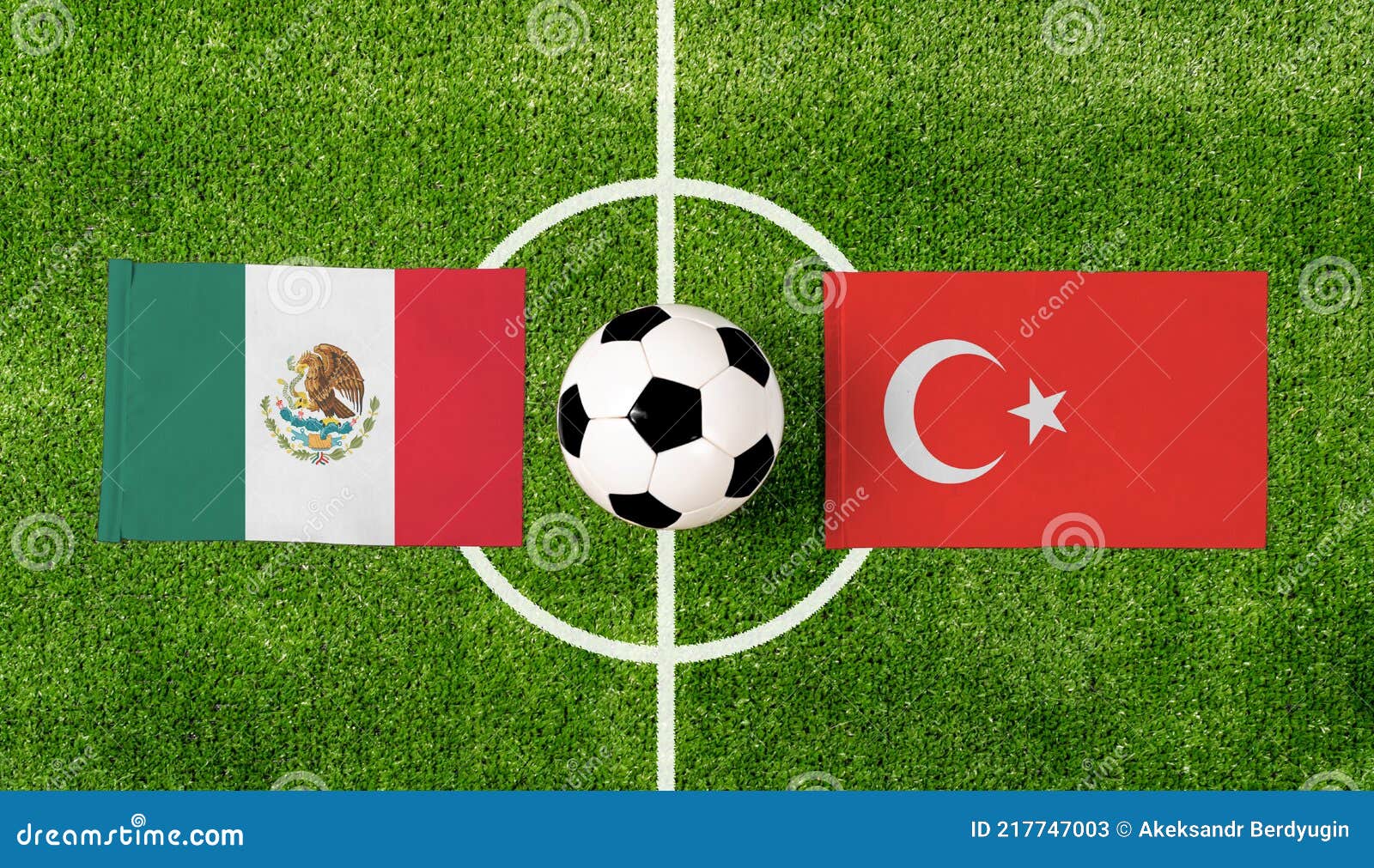 Bola De Vista Superior Com México Vs. Jogo De Bandeiras Da Turquia No Campo  De Futebol Verde Imagem de Stock - Imagem de naturalize, grama: 217747003