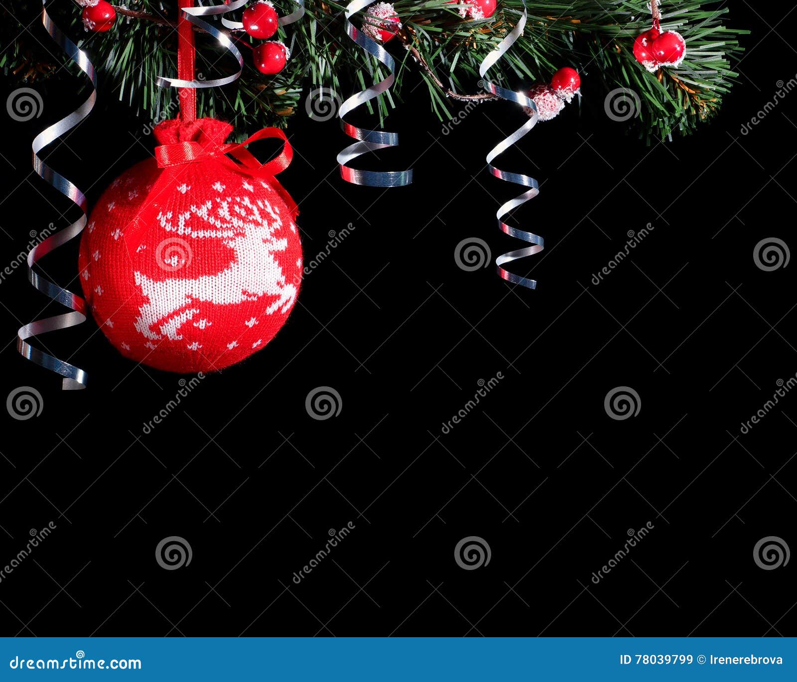 Bola Feita Malha Vermelho Do Natal Fundo Preto Imagem de Stock - Imagem de  natal, ornamento: 78039799