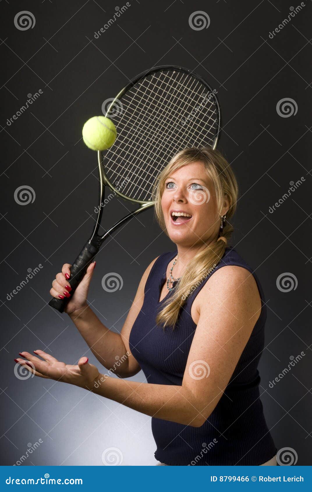 Bola feliz de la porción del jugador de tenis de la mujer. Jugador de tenis de sexo femenino sonriente feliz con la bola sana de la porción del concepto de la forma de vida de la raqueta y de la bola en aire