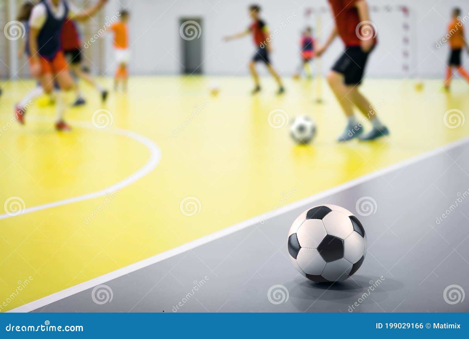 Salão de esportes de futebol interior. Jogador de futebol futsal, bola,  futsal. Fundo desportivo. Liga de Futsal Juvenil. Jogadores de futebol  interior com bola de futebol clássico . fotos, imagens de ©