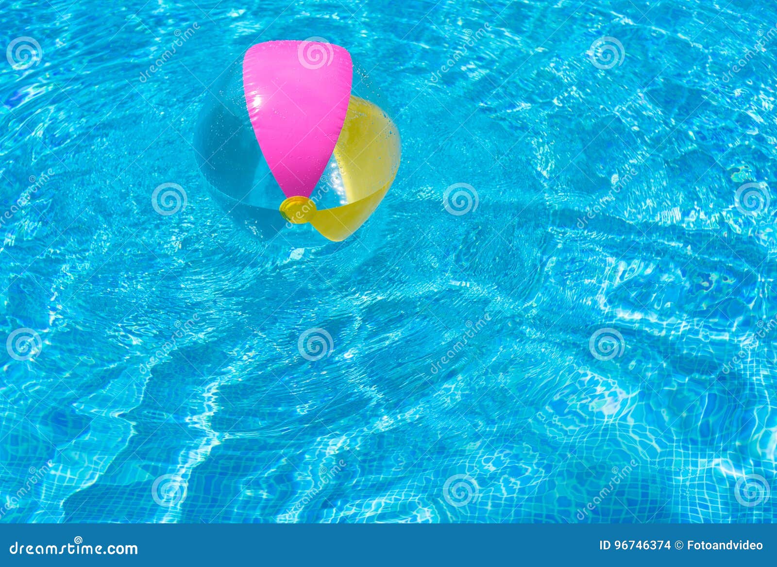 Bola inflável na piscina foto de stock. Imagem de inflável - 96746374