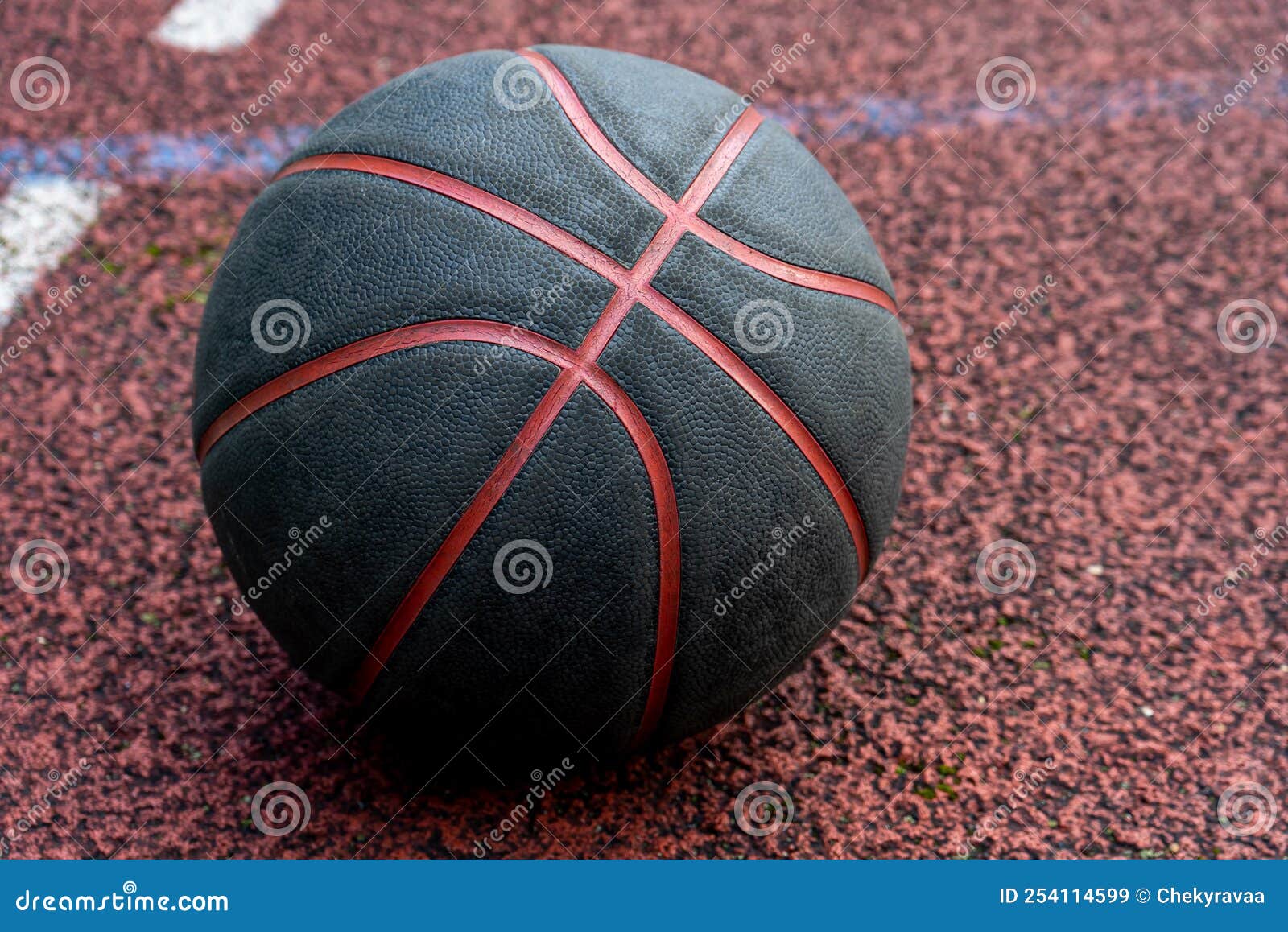 Fundo bola de basquete no chão