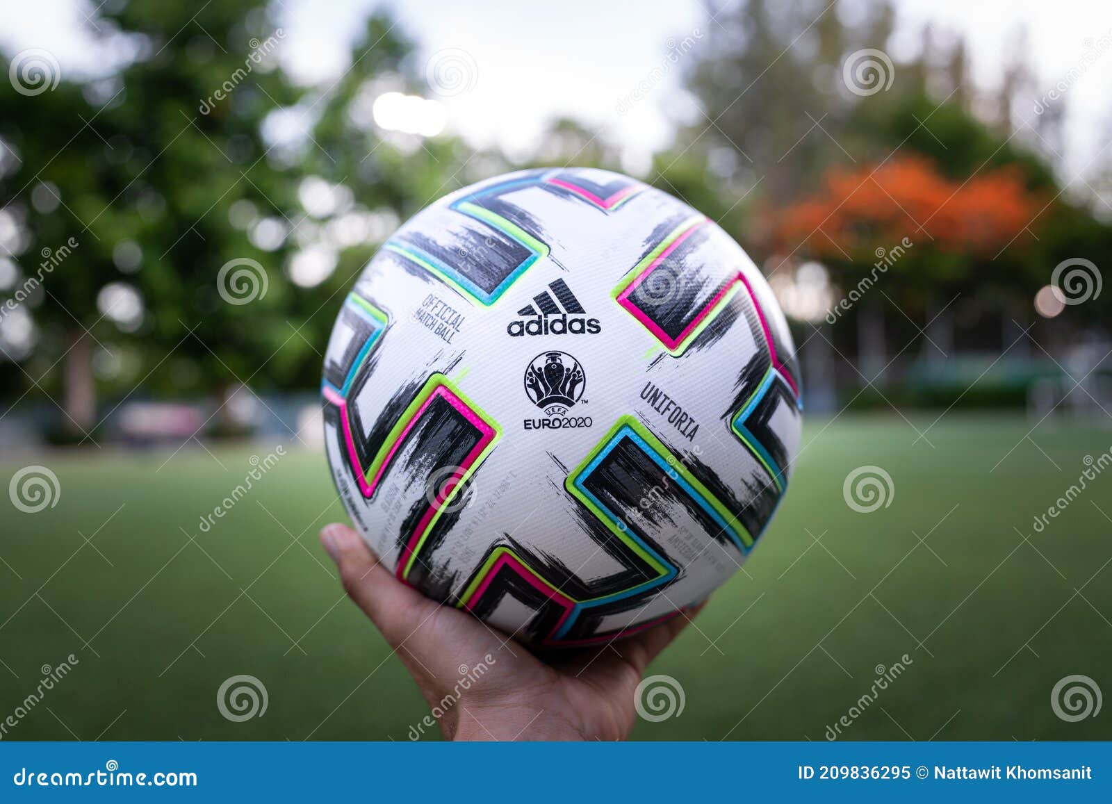 Bola Oficial De Adidas Para Uefa Euro Imagen - Imagen de echada, retroceso: 209836295