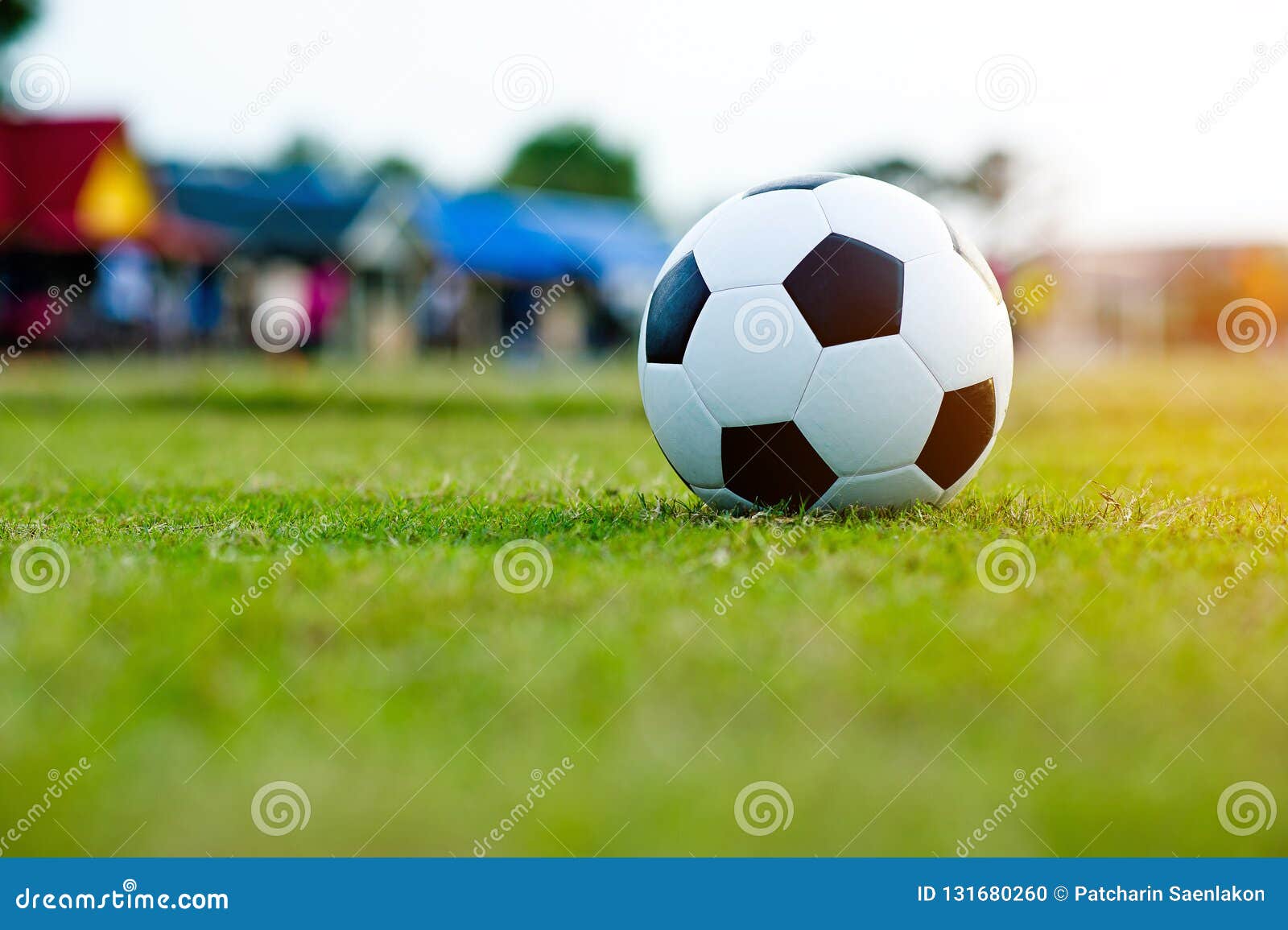 Bola de futebol no campo verde no campo de futebol pronto para o