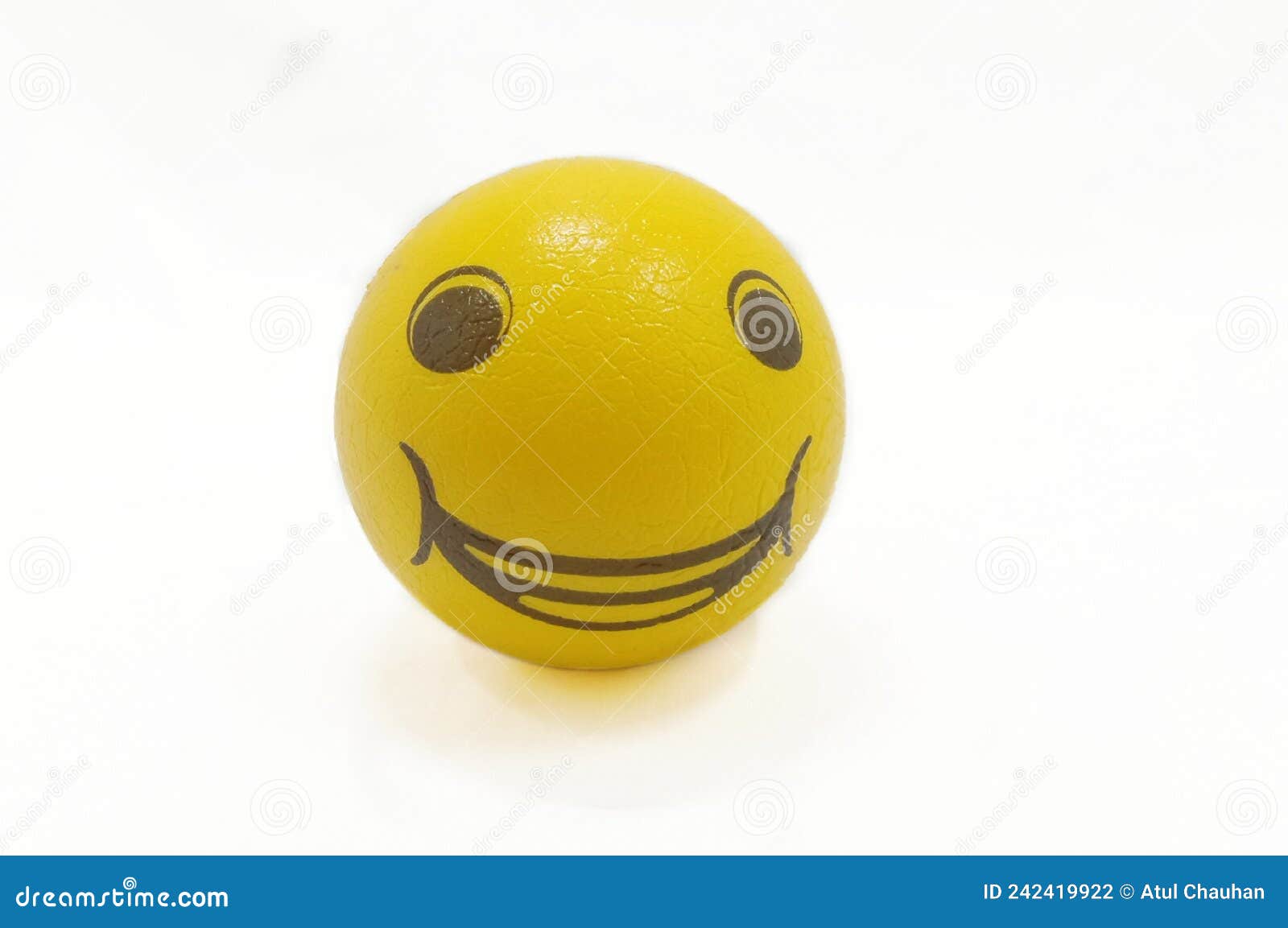 Bola Amarela Com Face Sorridente. Imagem de Stock - Imagem de