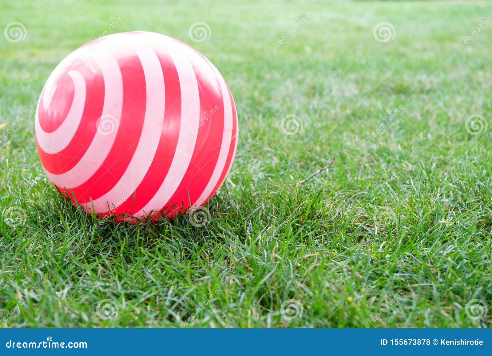 Bola De Campo De Jogos Vermelha Na Grama Verde Imagem de Stock - Imagem de  ponteiro, vermelho: 143342079