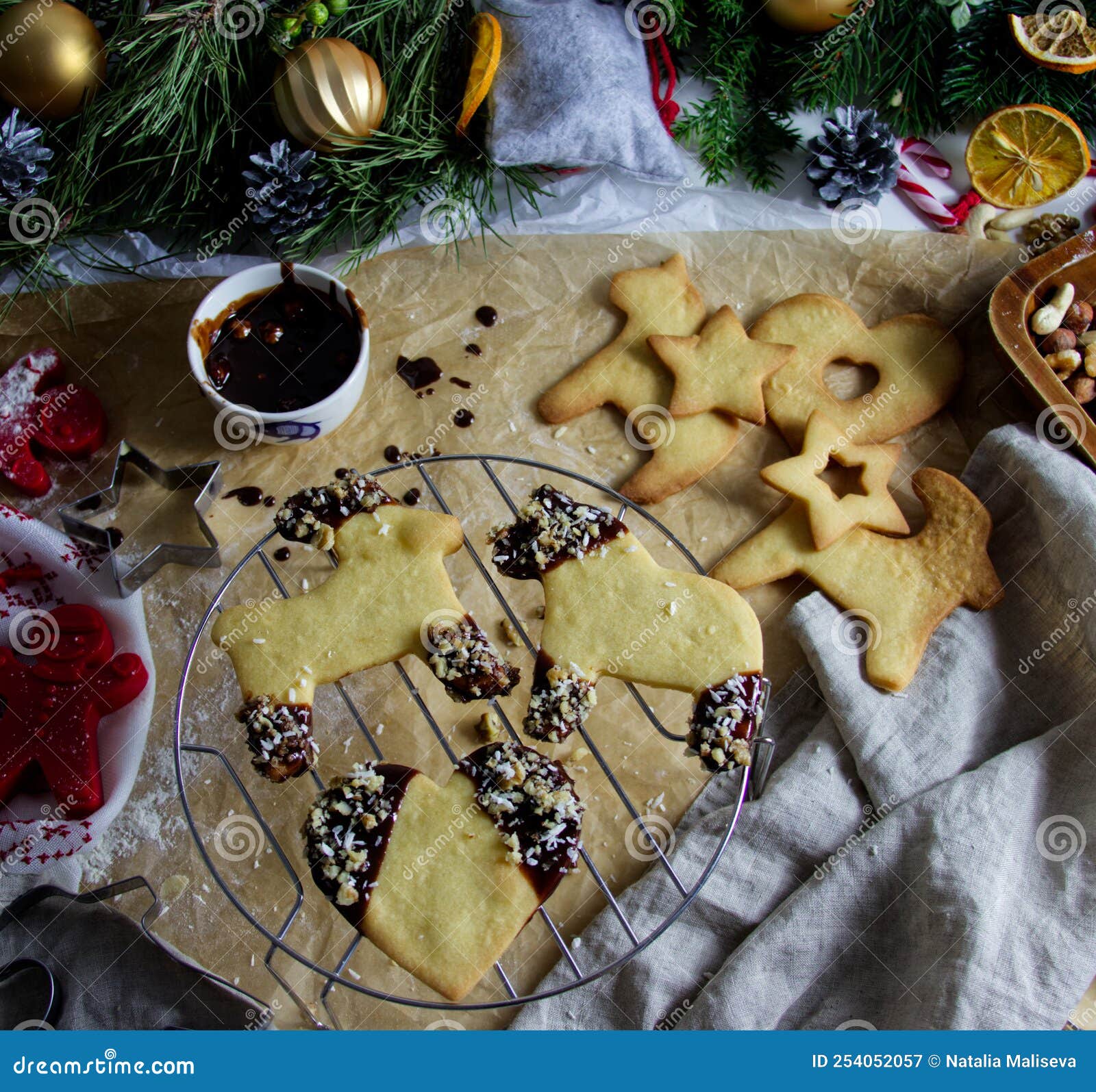 Bolachas De Natal Decoradas Com Nozes De Chocolate E Coco Imagem de Stock -  Imagem de delicioso, coco: 254052057
