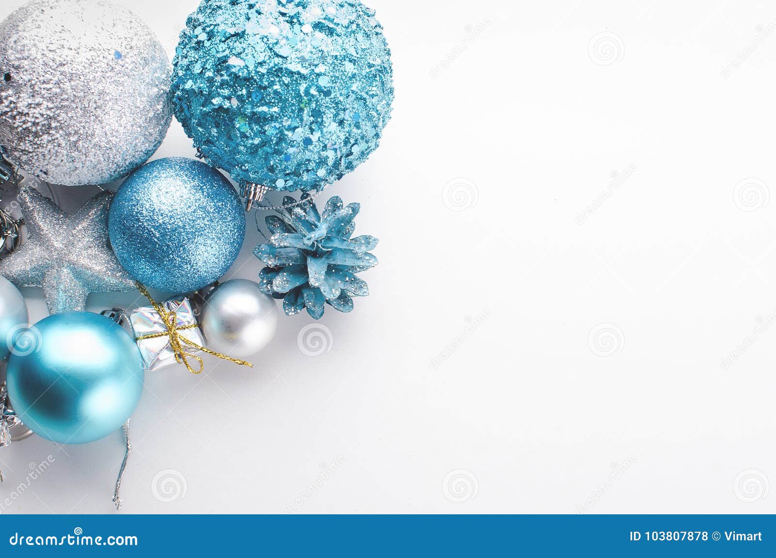 Bolas Azuis E De Prata Do Natal, Presentes Foto de Stock - Imagem de fundo, abeto: 103807878 Bolas Azuis E De Prata Do Natal, Presentes Foto de Stock - Imagem de fundo, abeto: 103807878