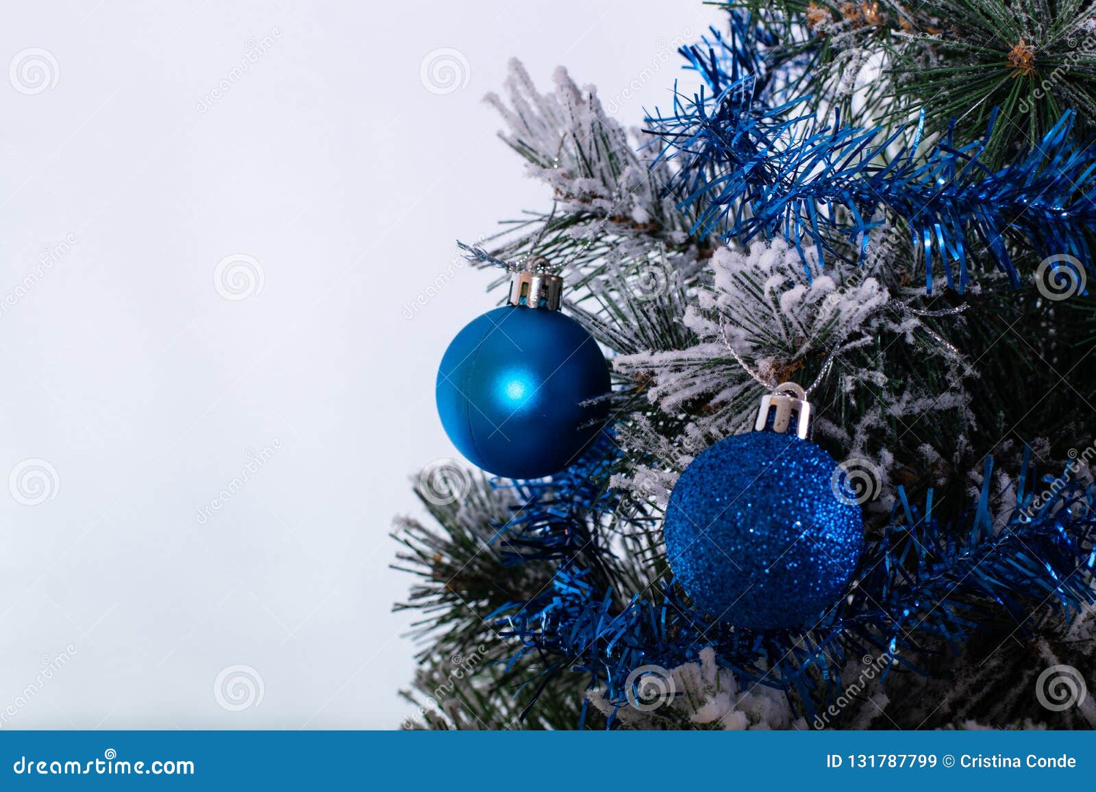 Bolas Azules Y De Plata La Decoración De La Navidad En Un árbol Con Malla Y Pinecone Nieve Imagen de archivo - de plata, amarillo: 131787799
