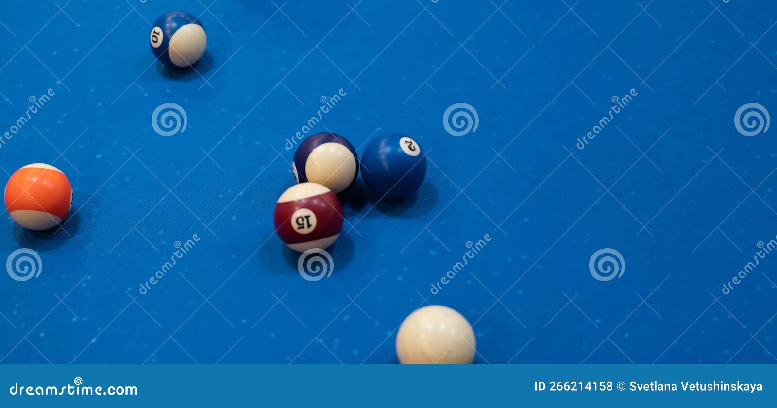 Bolas Billiard Multicoloridas Sobre Bolas Coloridas De Mesa Azuis Em Uma  Mesa Billiard Jogar Snooket Foto de Stock - Imagem de multicolorido,  vermelho: 266214158