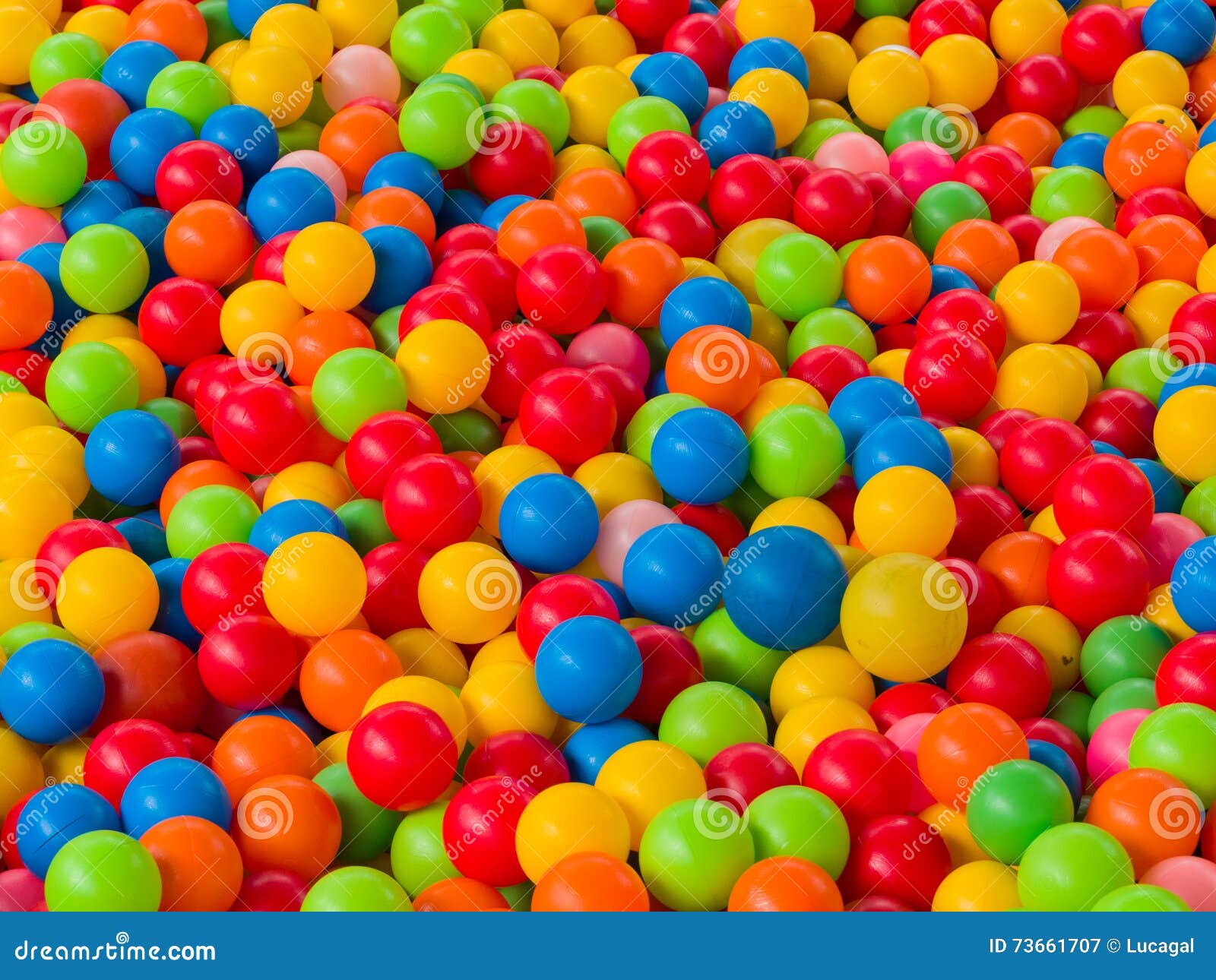 Bolas coloridas brilhantes para a piscina para jogos infantis