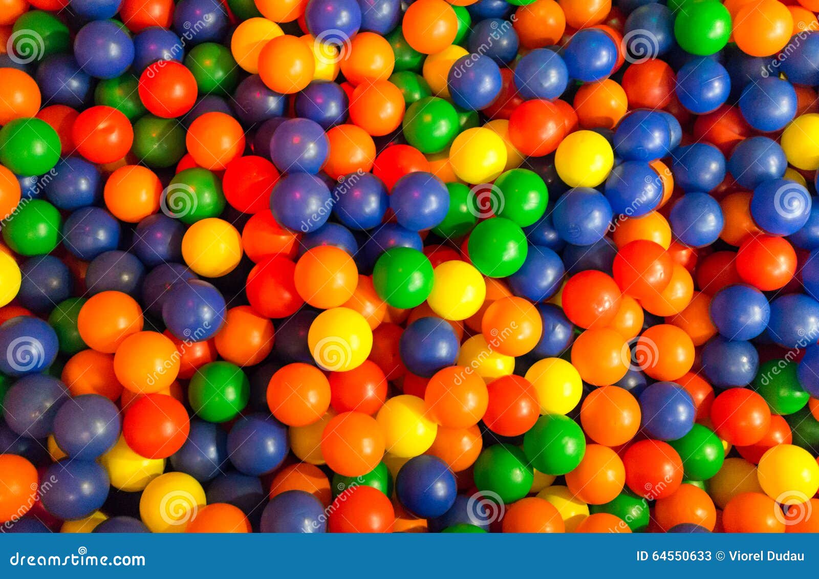 Bolas Coloridas No Campo De Jogos Imagem de Stock - Imagem de