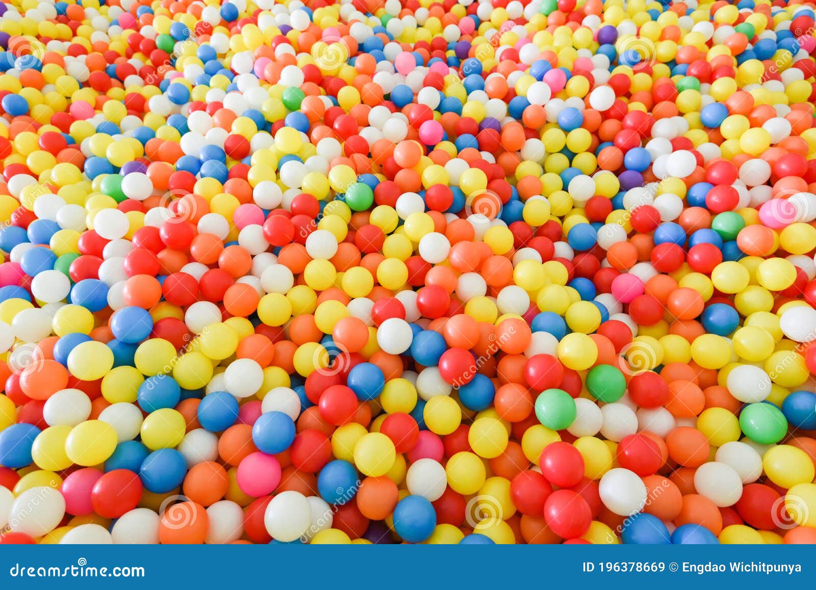 Fundo de muitas bolas coloridas de plástico na piscina de bolas em uma sala  de jogos para crianças