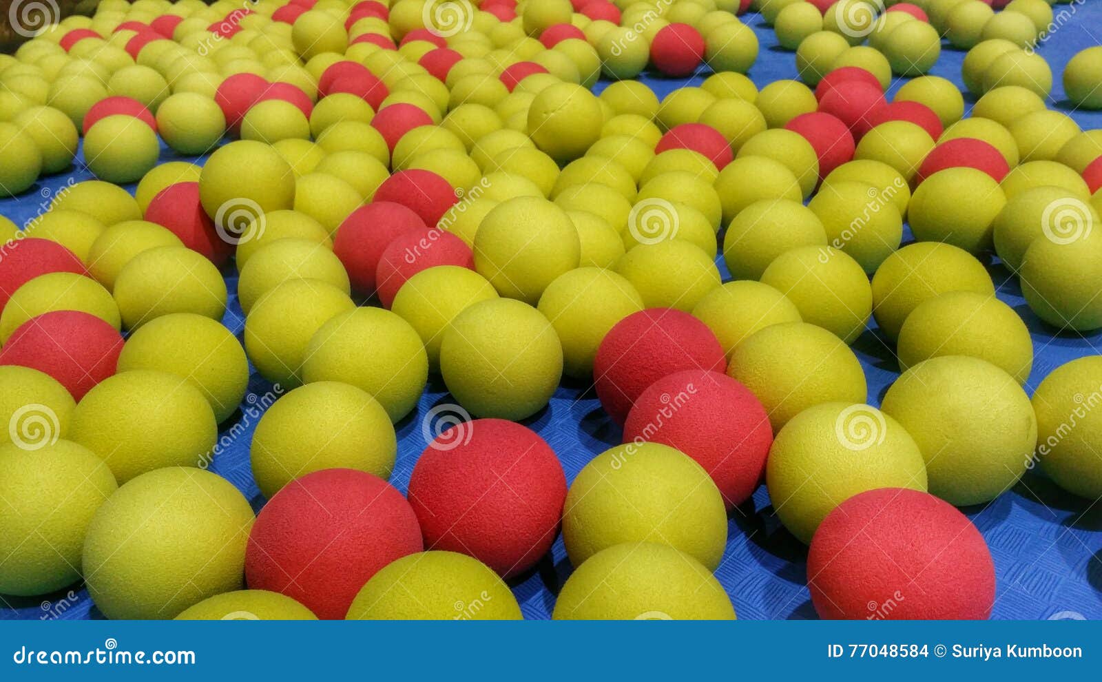 Bolas Coloridas Para O Jogo De Crianças No Campo De Jogos Foto de Stock -  Imagem de amarelo, jogo: 77048592