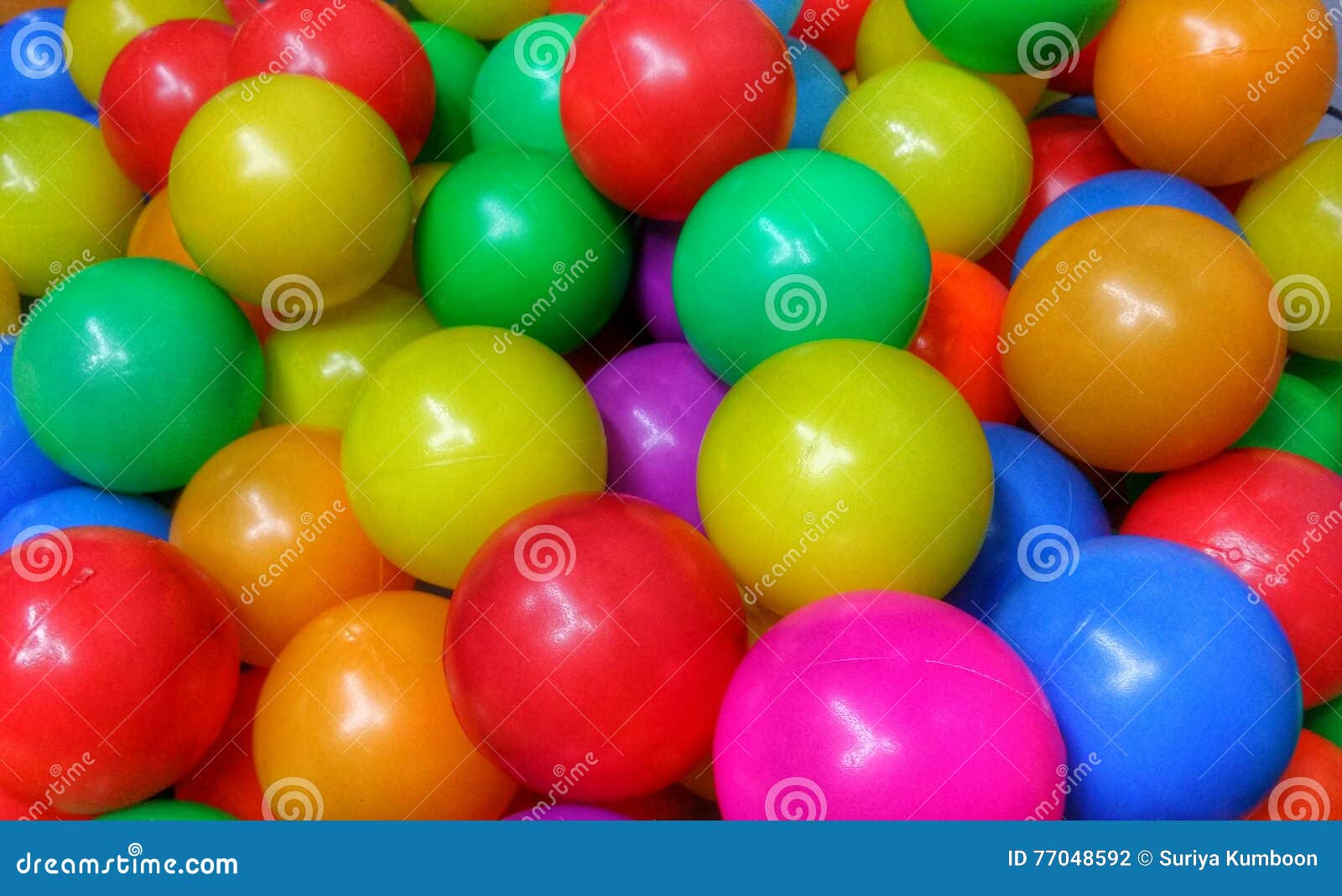 Bolas Coloridas Na Piscina Da Bola De Campo De Jogos Para Crianças