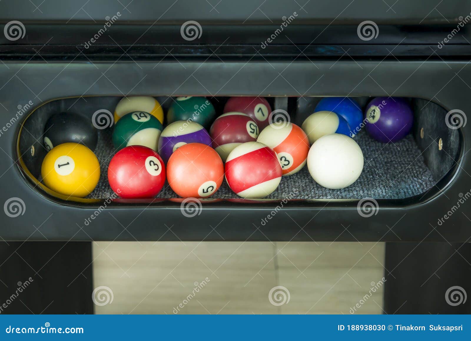 Bolas De Bilhar Americano Ou Jogo De Bilhar De Snooker Qualquer Um Dos  Vários Jogos Jogados Em Mesa Azul Foto de Stock - Imagem de barra, verde:  188938038