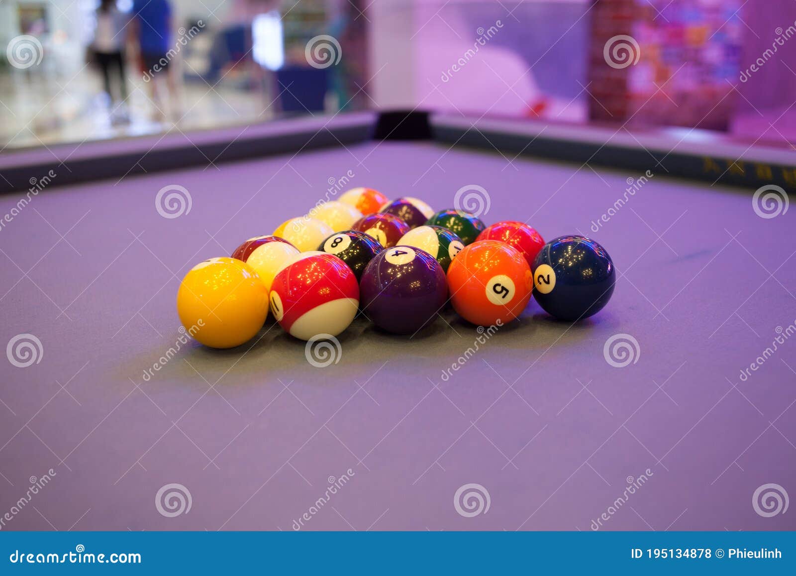 Bolas De Bilhar Americano Ou Jogo De Bilhar De Snooker Qualquer Um Dos  Vários Jogos Jogados Em Mesa Azul Foto de Stock - Imagem de colorido,  relaxamento: 188938030