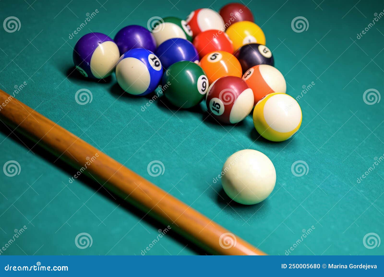 Bolas De Bilhar Coloridas Numa Mesa Verde. Jogo De Bilhar Em Um Bar.  Snooker Foto de Stock - Imagem de esfera, verde: 250005680