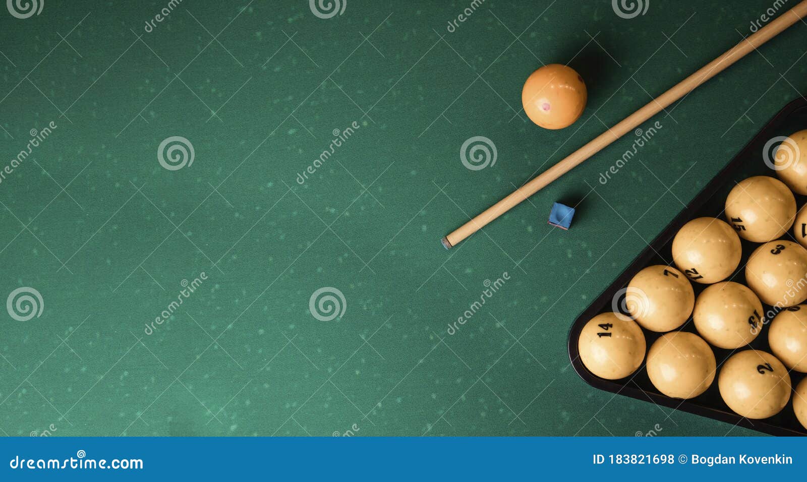 Bolas De Bilhar E Dicas Na Mesa De Bilhar, Vista De Cima, Plano Foto de  Stock - Imagem de sinuca, jogo: 183821698