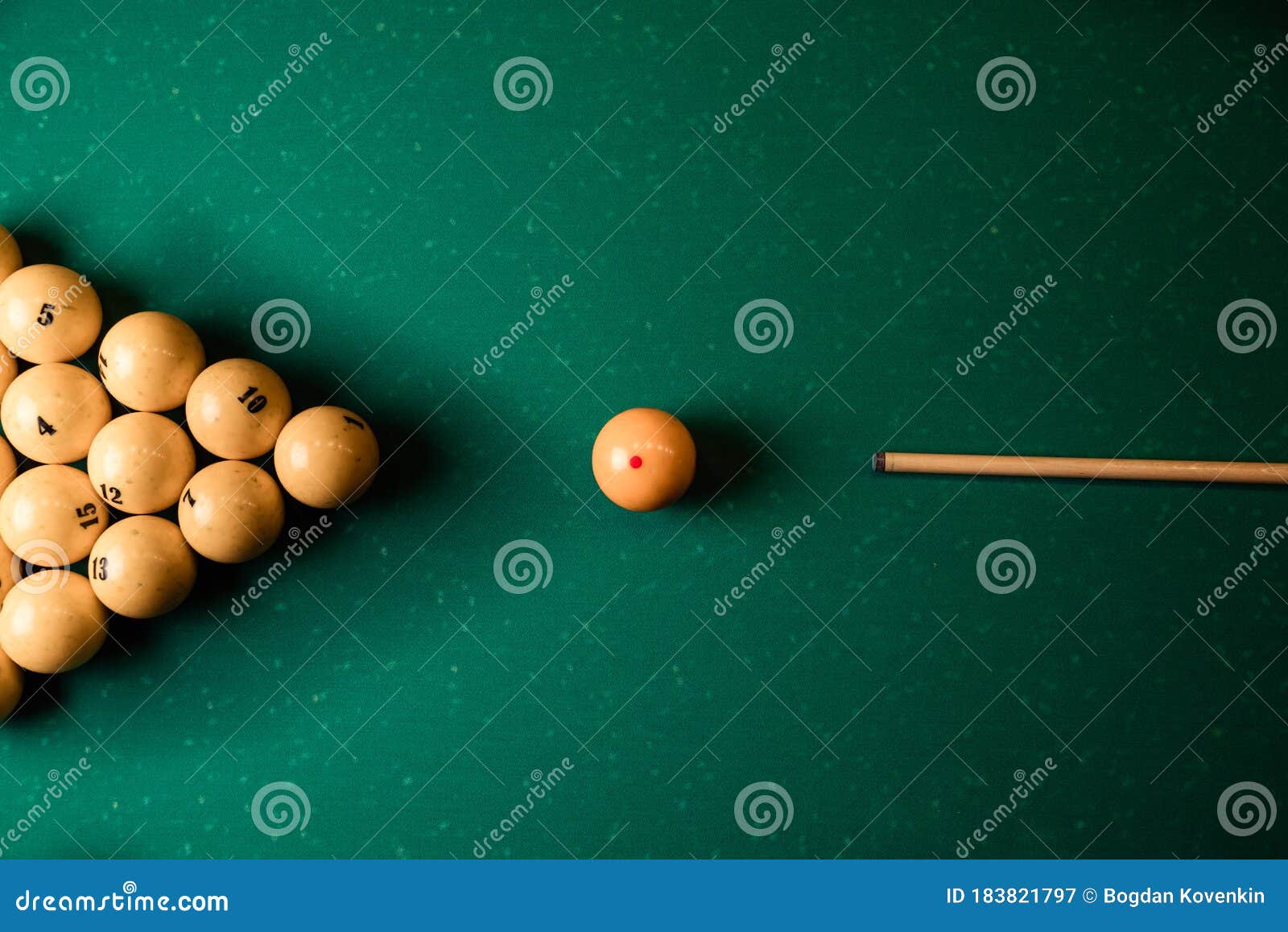 Bolas De Bilhar E Dicas Na Mesa De Bilhar, Vista De Cima, Plano Foto de  Stock - Imagem de sinuca, jogo: 183821698