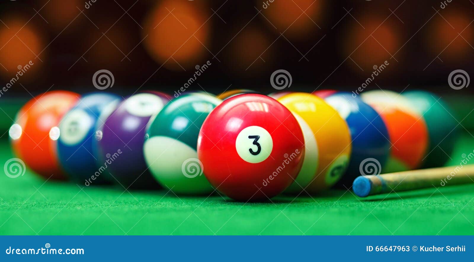 Mesa de bilhar com superfície verde e bolas no clube de bilhar. jogo de bilhar.