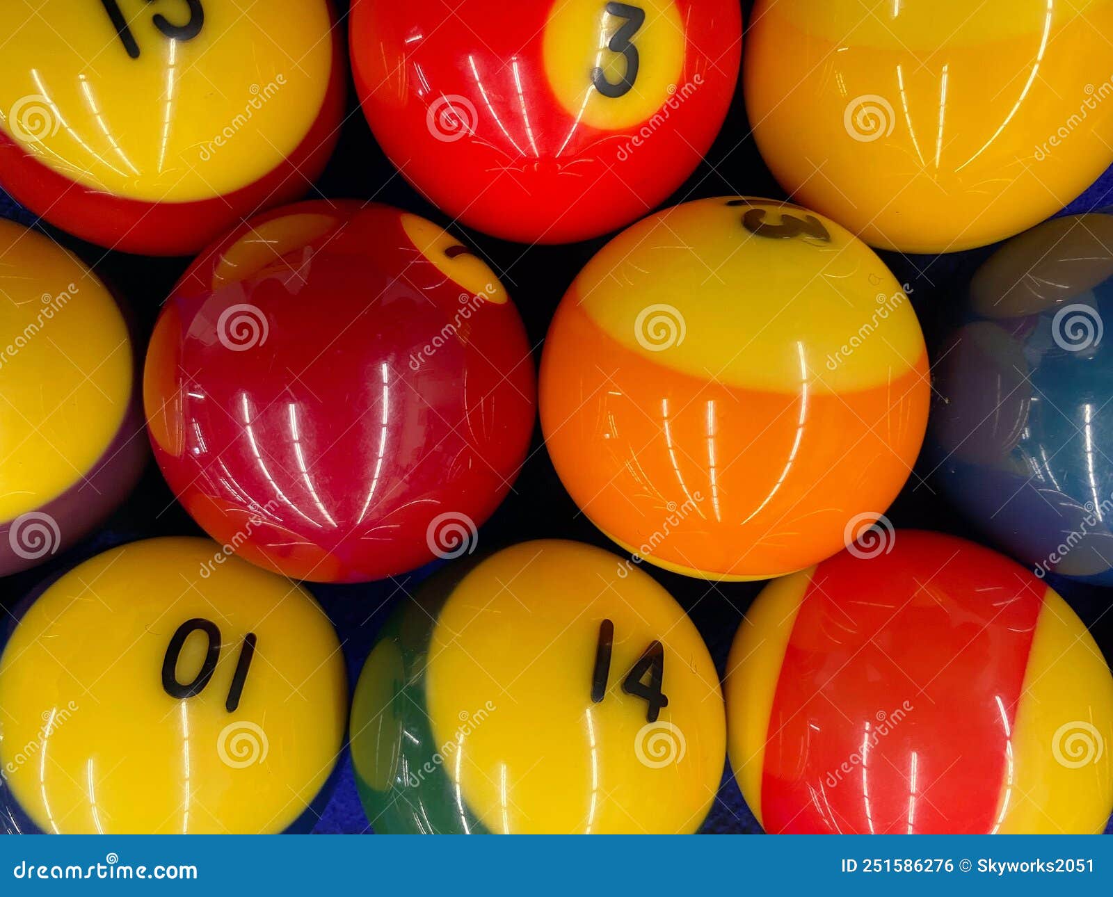 Bolas De Bilhar Para Bilhar Americano. Bolas De Bilhar. Pirâmide Billiard  Snooker. Piscina Americana. Jogo De Bilhar Na Mesa. Foto de Stock - Imagem  de esferas, esporte: 251984794